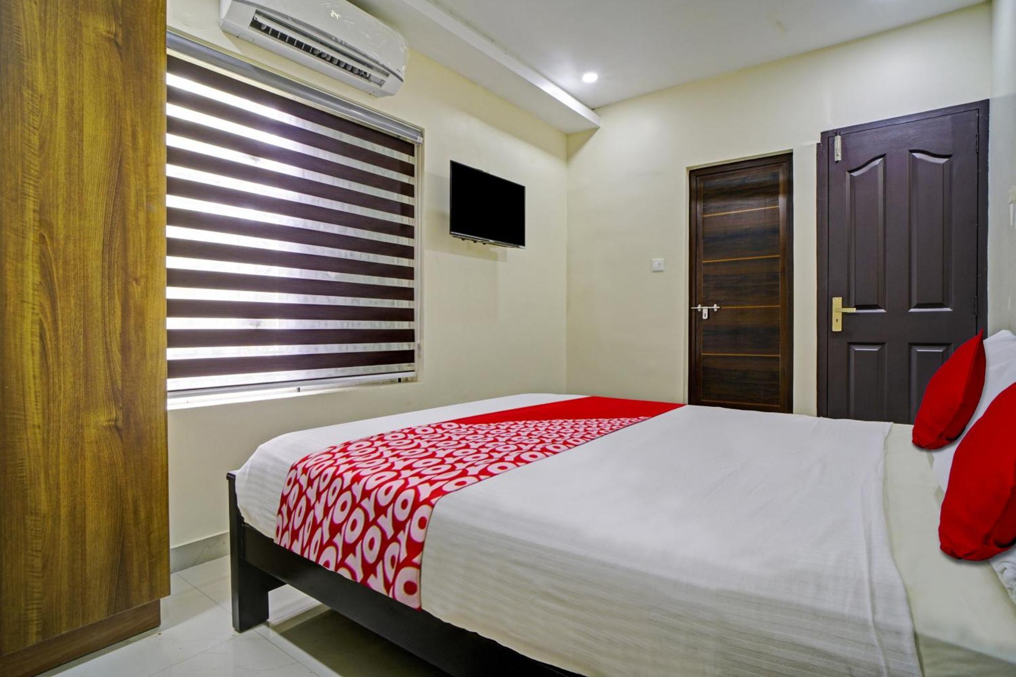 Hotel O Crystal Executive Suites Kochi Exterior photo