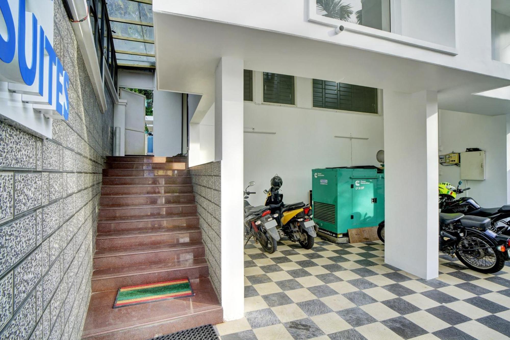 Hotel O Crystal Executive Suites Kochi Exterior photo