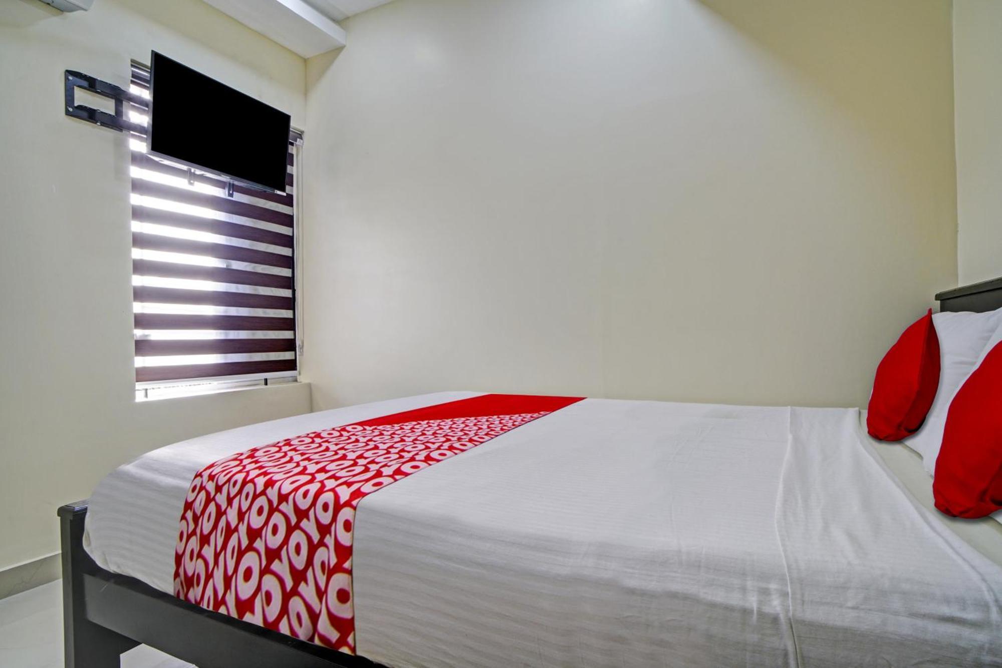 Hotel O Crystal Executive Suites Kochi Exterior photo