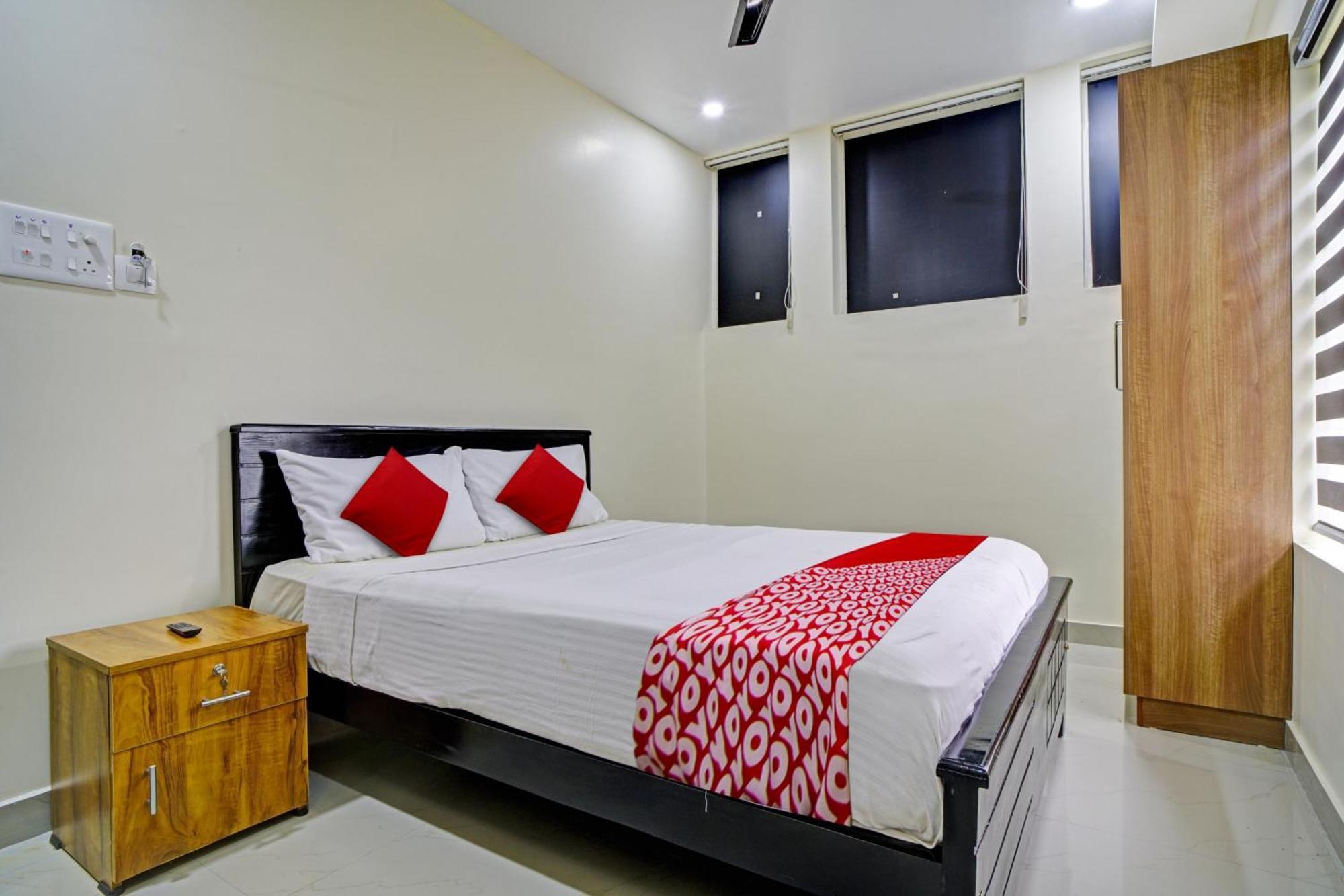 Hotel O Crystal Executive Suites Kochi Exterior photo