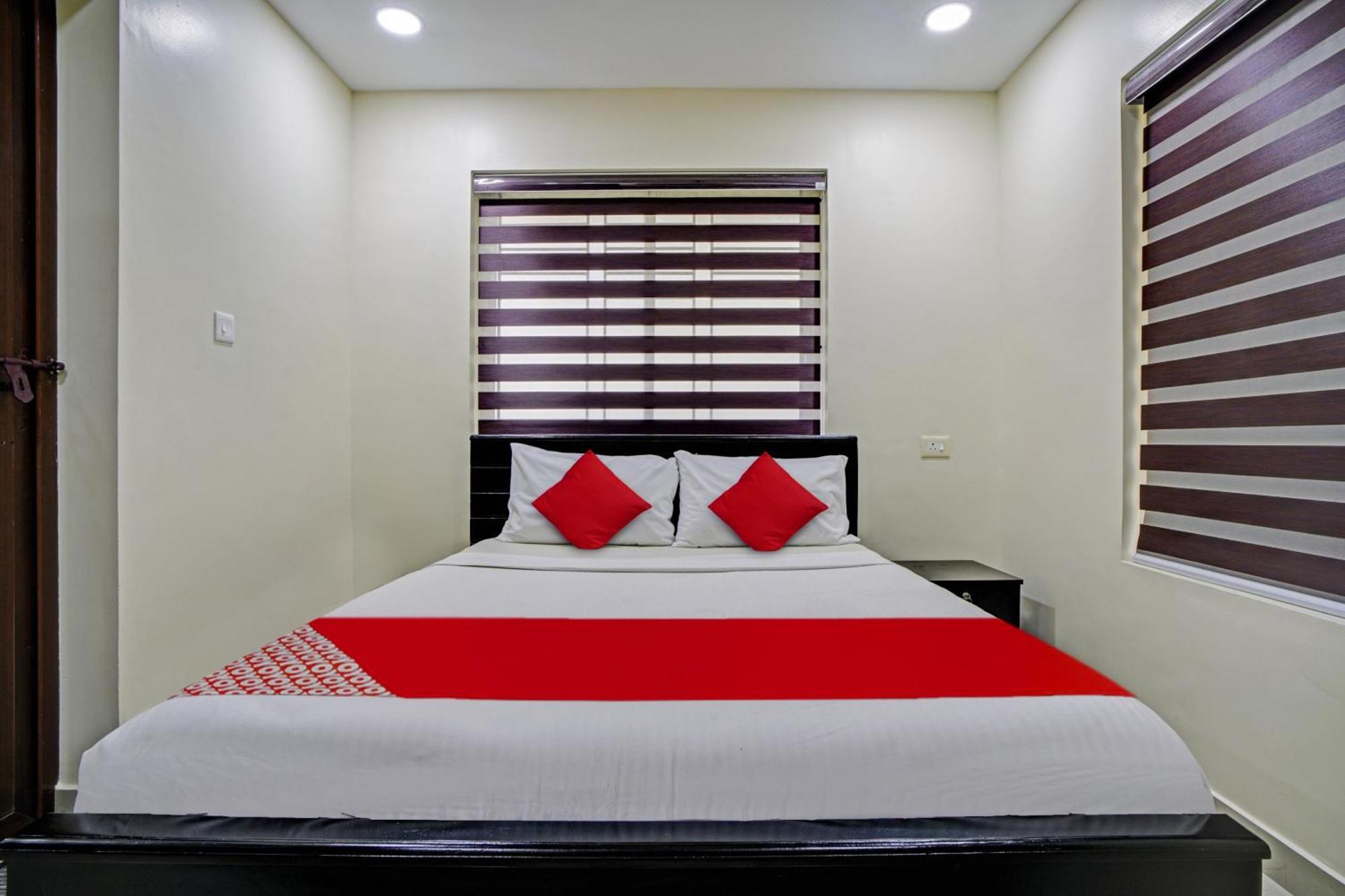 Hotel O Crystal Executive Suites Kochi Exterior photo