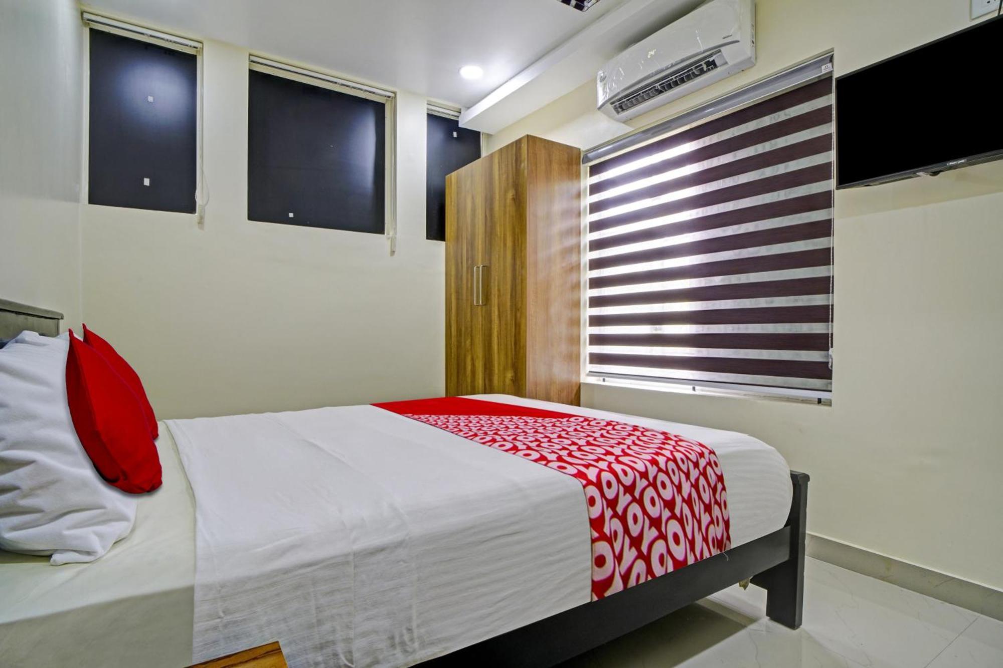 Hotel O Crystal Executive Suites Kochi Exterior photo