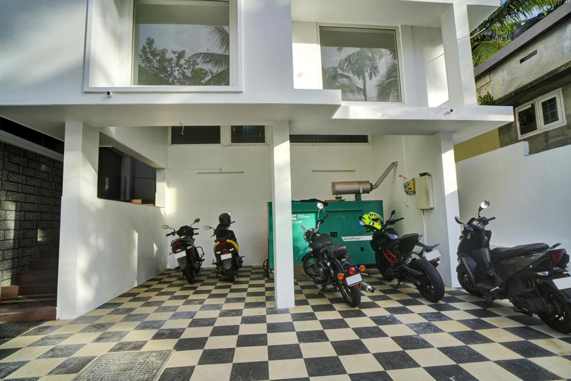Hotel O Crystal Executive Suites Kochi Exterior photo